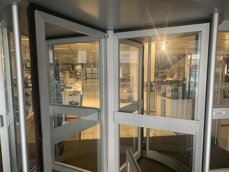 Kaufhof-Schock in Coburg: Ein Blick in den (verschlossenen) Eingang in der Hindenburgstra&szlig;e.
