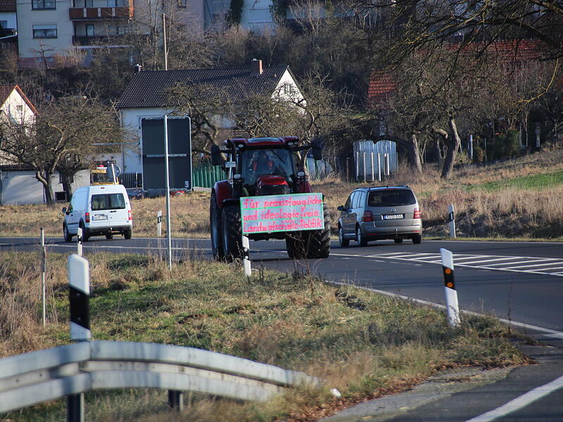 Mit den verschiedensten Schildern bringen die Bauern ihre Meinung zum Ausdruck. Hier: Ein Schlepper in der N&auml;he von Hammelburg.