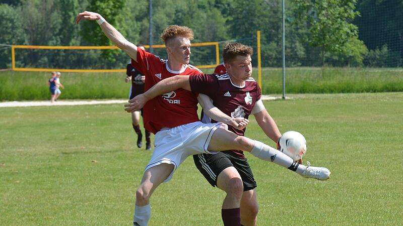 Dicke Backen macht Ludwig Kleinhenz (rechts) im Duell mit Fabian Trompeter vom FC Elfershausen. Am Sonntag will der Kapitän der SG Gräfendorf/Dittlofsroda/Wartmannsroth sein Team in die Kreisklasse bringen. Dicke Backen macht Ludwig Kleinhenz (rechts) im Duell mit Fabian Trompeter vom FC Elfershausen. Am Sonntag will der Kapitän der SG Gräfendorf/Dittlofsroda/Wartmannsroth sein Team in die Kreisklasse bringen.