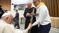 Papst Franziskus segnet das Bronzekreuz von Alois Pl&auml;tzer f&uuml;r die H&ouml;chstadter Lourdesgrotte.