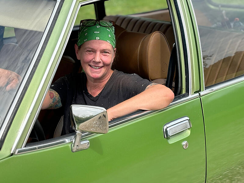 "Ich weiß, dass ich in etwas sehr Schönem sitze", sagt Christina Soler über ihren Oldtimer aus dem Baujahr 1976. An heutigen Automodellen findet die Forchheimerin keinen Gefallen.Forchheim & Fränkische Schweiz "Ich weiß, dass ich in etwas sehr Schönem sitze", sagt Christina Soler über ihren Oldtimer aus dem Baujahr 1976. An heutigen Automodellen findet die Forchheimerin keinen Gefallen.