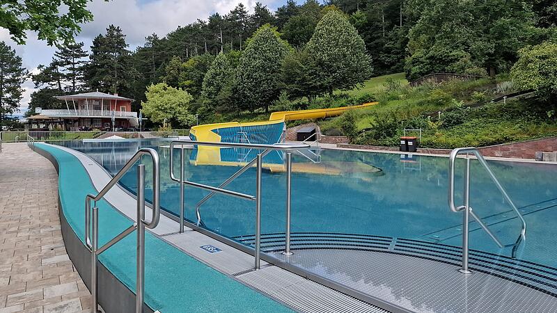 Auf 40 Meter Länge ist es im Nichtschwimmerbereich mögliche Bahnen zu schwimmen. Auf 40 Meter Länge ist es im Nichtschwimmerbereich mögliche Bahnen zu schwimmen.