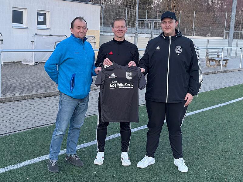 Markus Ziegelh&ouml;fer (Mitte) &uuml;bernimmt ab der kommenden Saison den Trainerposten beim TSV Staffelstein II. Alexander Grober, Sportlicher Leiter (rechts), und J&uuml;rgen Dietz, stellvertretender Fu&szlig;ball-Abteilungsleiter, freuen sich &uuml;ber die Verpflichtung des Wunschkandidaten.