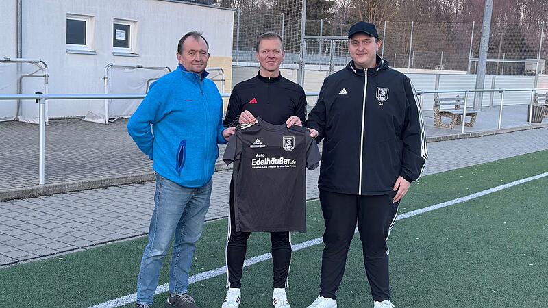 Markus Ziegelh&ouml;fer (Mitte) &uuml;bernimmt ab der kommenden Saison den Trainerposten beim TSV Staffelstein II. Alexander Grober, Sportlicher Leiter (rechts), und J&uuml;rgen Dietz, stellvertretender Fu&szlig;ball-Abteilungsleiter, freuen sich &uuml;ber die Verpflichtung des Wunschkandidaten.