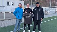Markus Ziegelh&ouml;fer (Mitte) &uuml;bernimmt ab der kommenden Saison den Trainerposten beim TSV Staffelstein II. Alexander Grober, Sportlicher Leiter (rechts), und J&uuml;rgen Dietz, stellvertretender Fu&szlig;ball-Abteilungsleiter, freuen sich &uuml;ber die Verpflichtung des Wunschkandidaten.