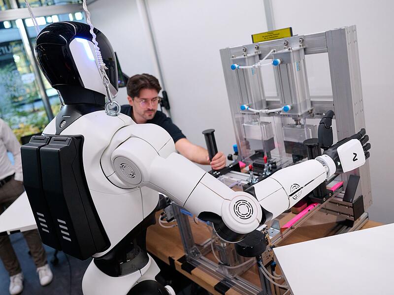 Er&ouml;ffnung des "TUM RoboGym"