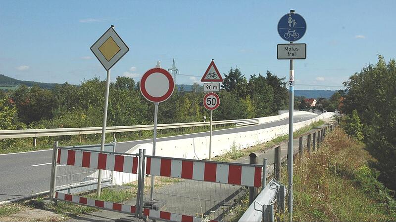 Fahrradfahrer m&uuml;ssen auf der Stra&szlig;e fahren, wenn sie die Br&uuml;cke &uuml;berqueren wollen. Der Radweg ist seit langem gesperrt.Forchheim & Fr&auml;nkische Schweiz