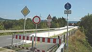 Fahrradfahrer m&uuml;ssen auf der Stra&szlig;e fahren, wenn sie die Br&uuml;cke &uuml;berqueren wollen. Red Radweg ist seit langem gesperrt.Forchheim & Fr&auml;nkische Schweiz