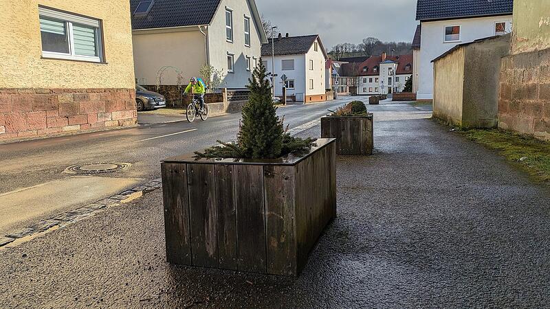 Die rechte Straßenseite der Oberen Marktstraße in Burkardroth kann nicht mehr zum Parken genutzt werden. Es handelt sich um eine Überbauung des Baches, die marode ist. Die Blumenkübel müssen  zudem rot-weiß markiert werden, damit sie für Radfahrer keine Gefahr darstellen.