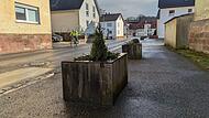 Die rechte Straßenseite der Oberen Marktstraße in Burkardroth kann nicht mehr zum Parken genutzt werden. Es handelt sich um eine Überbauung des Baches, die marode ist. Die Blumenkübel müssen  zudem rot-weiß markiert werden, damit sie für Radfahrer keine Gefahr darstellen.