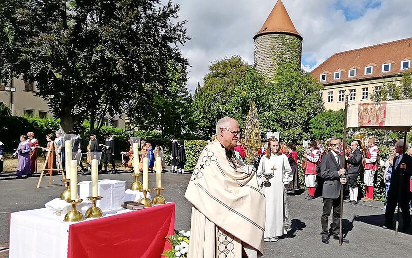 Eine Station der Schwedenprozession ist traditionell am Dicken Turm im Hof des ehemaligen Jugendhauses.