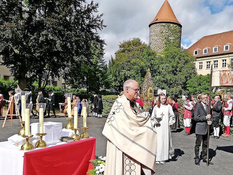 Eine Station der Schwedenprozession ist traditionell am Dicken Turm im Hof des ehemaligen Jugendhauses.