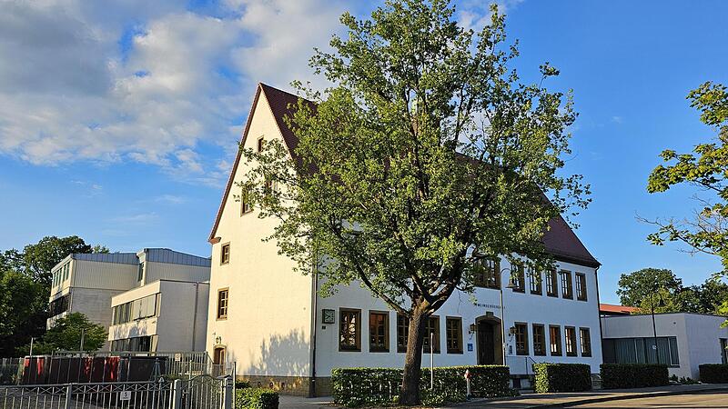 Das alte Schulhaus: Im Erdgeschoss ist die Gemeindeb&uuml;cherei untergebracht, im ersten Obergeschoss aktuell der Hort, den nicht die Schule betreut, sondern der an die Kita St. Franziskus angegliedert ist.