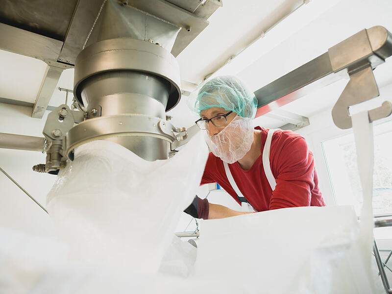 Zu den Hygienevorkehrungen geh&ouml;ren neben spezieller Schutzkleidung auch Haar- und Bartnetze, die verhindern sollen, dass die Produkte verunreinigt werden.
