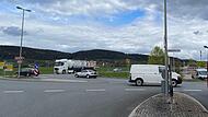 Auf der Bundesstraße und den Zufahrten in Gewerbegebiet mit den Einkaufsmärkten ist viel los. Hier soll ein Kreisel die Lage entschärfen.