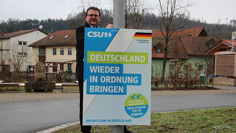 Bernd Liebhardt mit Wahlplakat in Friesen