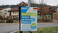 Bernd Liebhardt mit Wahlplakat in Friesen