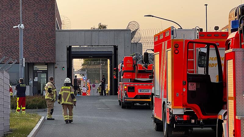 Am Dienstagabend, 3. Juni, ist in der Abschiebehaftanstalt am Frankenbergweg in Hof ein Brand ausgebrochen.  Ein Großaufgebot von Feuerwehr, Rettungsdienst und Polizei rückte an.