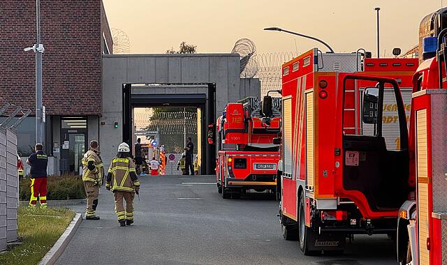 Am Dienstagabend, 3. Juni, ist in der Abschiebehaftanstalt am Frankenbergweg in Hof ein Brand ausgebrochen.  Ein Großaufgebot von Feuerwehr, Rettungsdienst und Polizei rückte an.