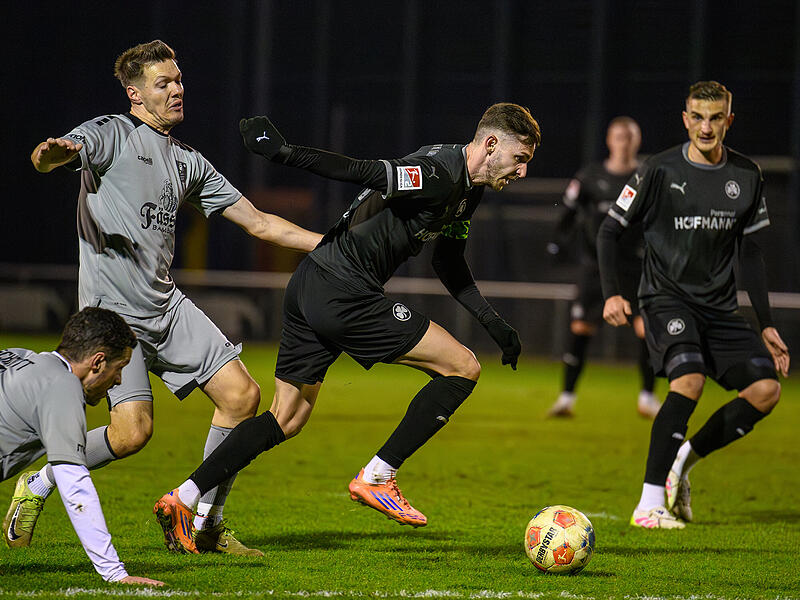 Zwei Urgesteine unter sich: Tobias Linz (links) und der FC Eintracht Bamberg mussten gegen Zweitligist F&uuml;rth um Kapit&auml;n Branimir Hrgota vor allem gut verteidigen.