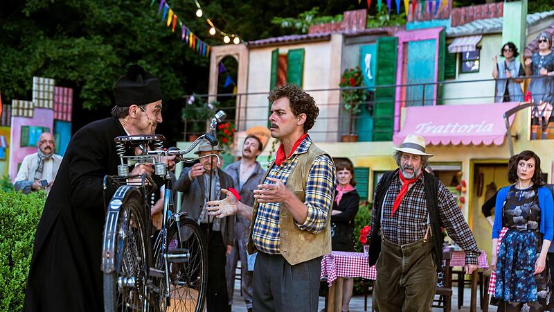 Turbulentes Vergnügen: „Don Camillo und Peppone“ feierte Premiere auf der Freilichtbühne im Coburger Hofgarten. Turbulentes Vergnügen: „Don Camillo und Peppone“ feierte Premiere auf der Freilichtbühne im Coburger Hofgarten.