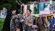 Turbulentes Vergn&uuml;gen: &bdquo;Don Camillo und Peppone&ldquo; feierte Premiere auf der Freilichtb&uuml;hne im Coburger Hofgarten.