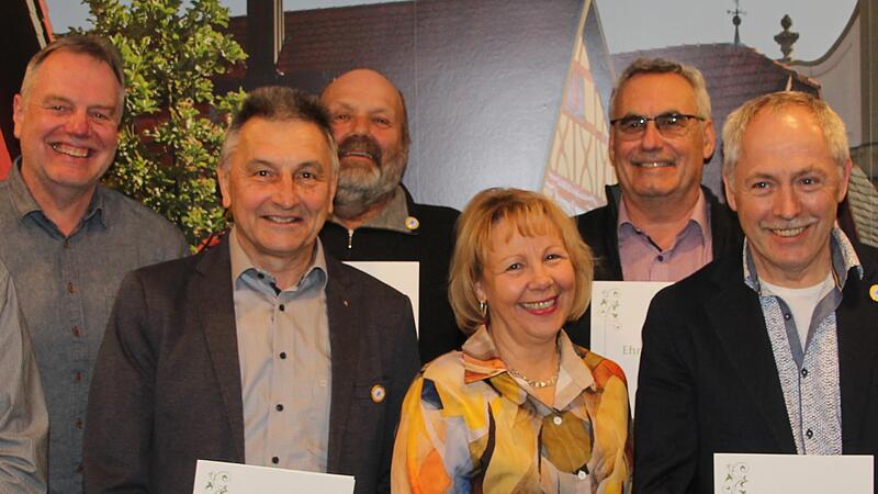 Vorsitzender Alexander Schaupp (links) dankte den Mitgliedern für 50 Jahre Treue zum Verein. Von links: Reiner Heid, Willibald Kippes, Hans-Jürgen Pfülb, Isolde Winkler, Matthias Stöth, Karl Wahler und Berthold Volpert.