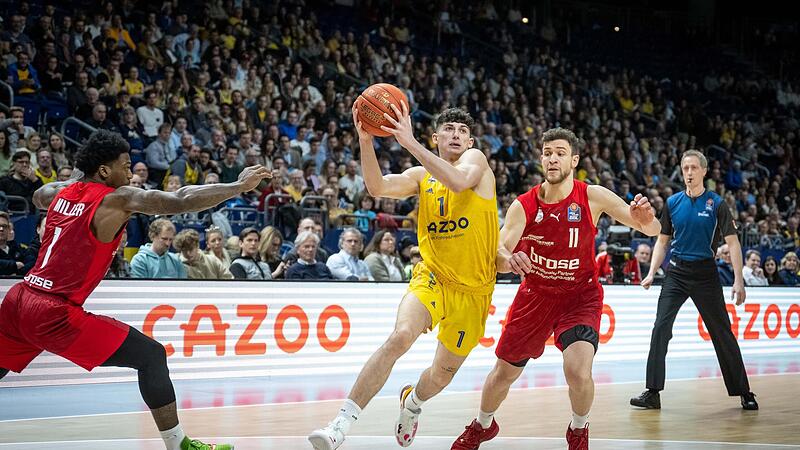 Gabriele Procida hat die L&uuml;cke in der Bamberger Verteidigung gefunden und zieht an Patrick Miller (l.) und Kevin Wohlrath vorbei zum Korb.