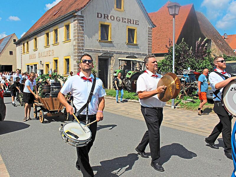 Der Festumzug, bei dem auf humoristische Weise auch immer Ereignisse aus dem Gemeindeleben in Erinnerung gerufen werden, geh&ouml;rt zu den H&ouml;hepunkten im festen Programm der Steppacher K&auml;rwaEvi Seeger, FT-Archiv