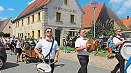 Der Festumzug, bei dem auf humoristische Weise auch immer Ereignisse aus dem Gemeindeleben in Erinnerung gerufen werden, geh&ouml;rt zu den H&ouml;hepunkten im festen Programm der Steppacher K&auml;rwaEvi Seeger, FT-Archiv
