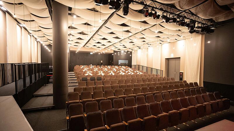 Das Chambinzky Hafentheater bietet Platz für 199 Besucherinnen und Besucher. Am Samstag wurde die neue Spielstätte in Würzburg feierlich eröffnet. Das Chambinzky Hafentheater bietet Platz für 199 Besucherinnen und Besucher. Am Samstag wurde die neue Spielstätte in Würzburg feierlich eröffnet. 