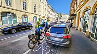 Mitten auf dem Radweg in der Luitpoldstra&szlig;e parkt dieser Autofahrer &ndash; eine Gefahrenstelle. Die Bamberger Polizisten fordern ihn auf, wegzufahren.