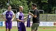 Der Sportliche Leiter Stefan Mohr verabschiedet Fabio Reck vor seinem letzten Heimspiel für den FC Eintracht Bamberg gegen die SpVgg Hankofen-Hailing. Der Sportliche Leiter Stefan Mohr verabschiedet Fabio Reck vor seinem letzten Heimspiel für den FC Eintracht Bamberg gegen die SpVgg Hankofen-Hailing.