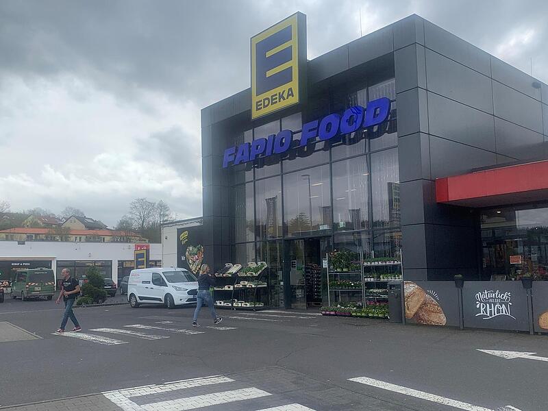 Der Edeka-Markt auf dem fruheren Festplatz wird ins neue Einkaufszentrum nebenan umziehen. In dem Gebaude darf sich danach kein Lebensmittelmarkt ansiedeln. Das gilt nicht fur den fruheren Neukauf gegenuber._