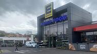 Der Edeka-Markt auf dem fruheren Festplatz wird ins neue Einkaufszentrum nebenan umziehen. In dem Gebaude darf sich danach kein Lebensmittelmarkt ansiedeln. Das gilt nicht fur den fruheren Neukauf gegenuber._