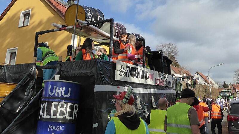 Extra große Fässer mit Kleber hatten die Kirchweihburschen und -mädchen dabei.Forchheim & Fränkische Schweiz Extra große Fässer mit Kleber hatten die Kirchweihburschen und -mädchen dabei.Forchheim & Fränkische Schweiz