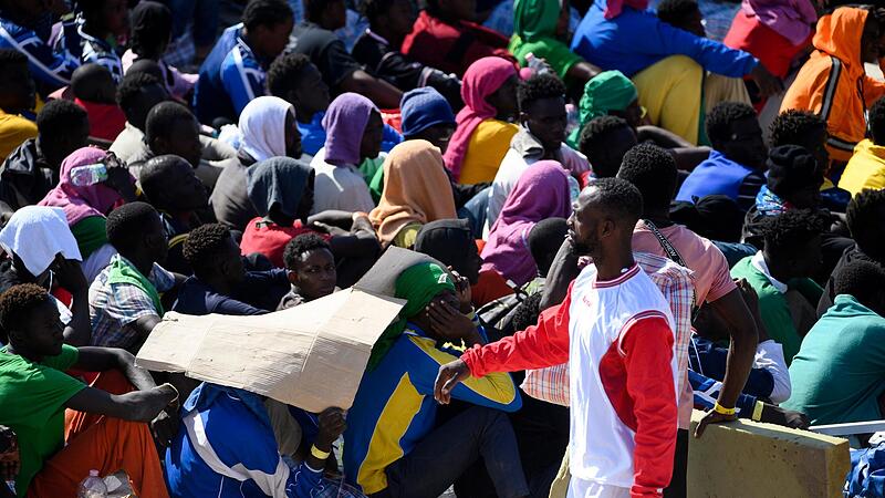 Der Stadtrat von  Lampedusa hat angesichts Tausender neuer Bootsmigranten den Notstand ausgerufen.