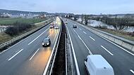 Blick auf die A73 bei Möhrendorf während des Feierabendverkehrs. Im Landkreis Erlangen-Höchstadt gibt es 90.000 Pendler. Die meisten fahren mit dem Auto zur Arbeit.
