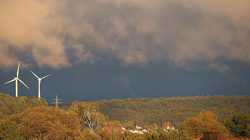 Die beiden Windr&auml;der am Bretzenstein (Gemeinde Untermerzbach), in waren die ersten im Landkreis Ha&szlig;berge. Sie sollen durch eine neue Anlage ersetzt werden, die wesentlich mehr Strom erzeugen kann.
