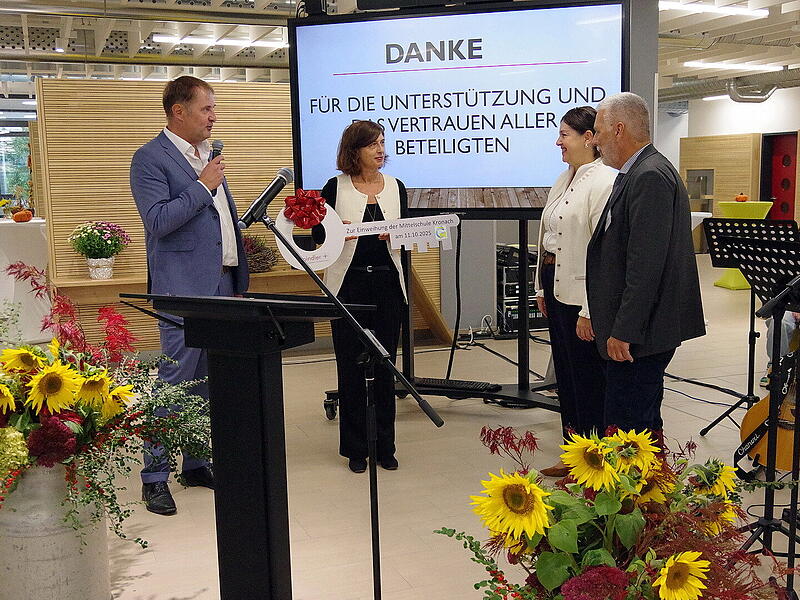 Offizielle Schlüsselübergabe der Architekten André Völk und Sabine Porzel an die Schulverbandsvorsitzende Angela Hofmann und Schulleiter Roland Härtel.