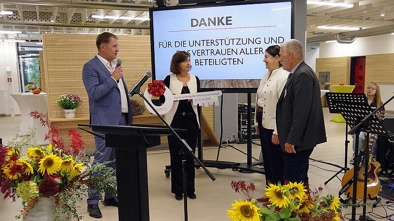 Offizielle Schl&uuml;ssel&uuml;bergabe der Architekten Andr&eacute; V&ouml;lk und Sabine Porzel an die Schulverbandsvorsitzende Angela Hofmann und Schulleiter Roland H&auml;rtel.