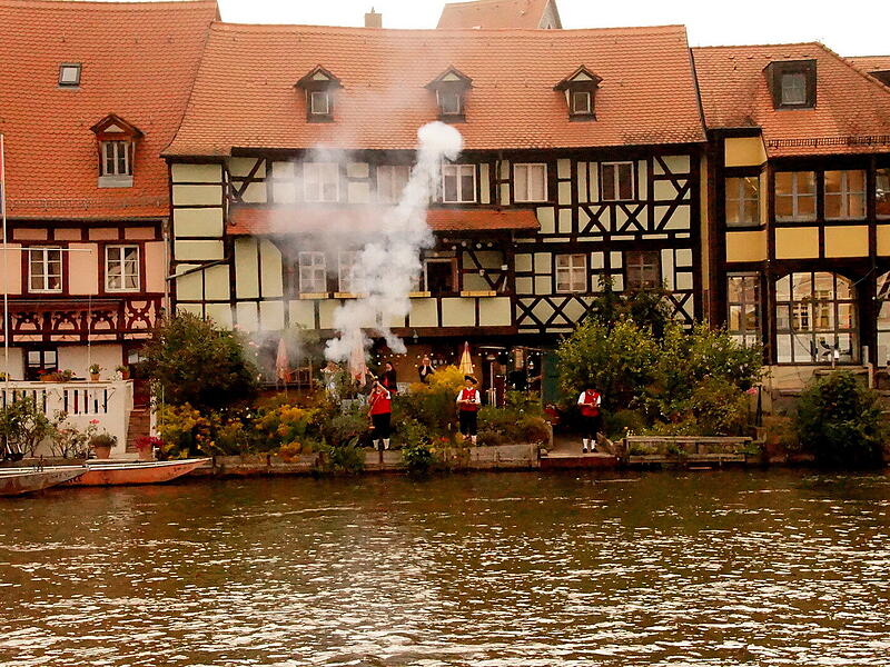 Die Böllerschützen in Aktion.Sandkerwa: Königsschießen und Kirchweihbaum-Aufstellen