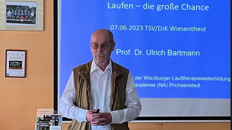 Prof. Dr. Ulrich Barthmann w&auml;hrend seines Vortrags.