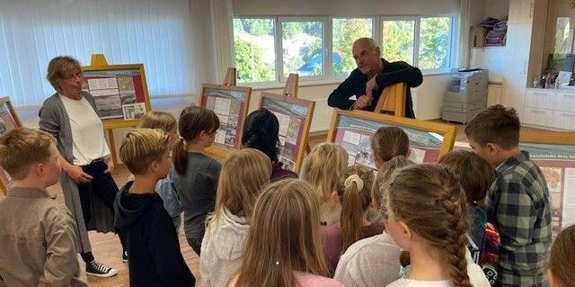 Wie die Menschen damals lebten, bevor sie ihre Heimat verlassen mussten, ist auf Schautafeln zu sehen. Walter Kömpel und Marion Stephan wussten dazu viel Spannendes zu erzählen.