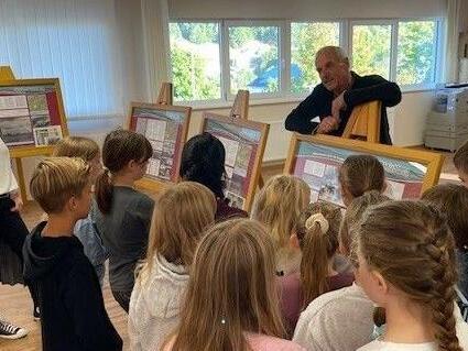 Wie die Menschen damals lebten, bevor sie ihre Heimat verlassen mussten, ist auf Schautafeln zu sehen. Walter Kömpel und Marion Stephan wussten dazu viel Spannendes zu erzählen.