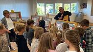 Wie die Menschen damals lebten, bevor sie ihre Heimat verlassen mussten, ist auf Schautafeln zu sehen. Walter Kömpel und Marion Stephan wussten dazu viel Spannendes zu erzählen.
