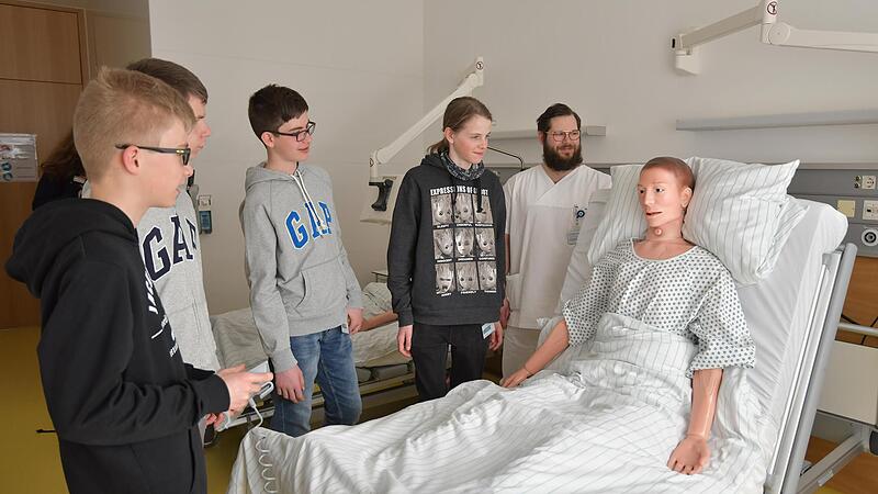 Bitte einmal nach oben: Mit dem aufgestellten Kopfteil kann „der Patient“ zum Beispiel angenehm essen. Die Jungs lernten viel dazu.