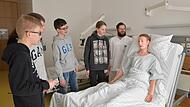 Bitte einmal nach oben: Mit dem aufgestellten Kopfteil kann „der Patient“ zum Beispiel angenehm essen. Die Jungs lernten viel dazu.