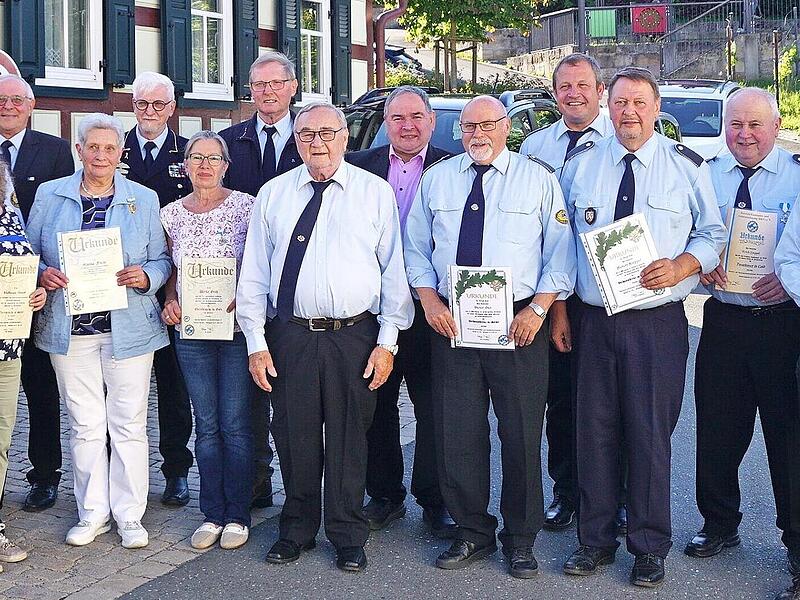 Die Geehrten mit den Mandatsträgern (von links): stellvertretender Vorsitzender Peter Vietze, Landrat Johannes Maciejonczyk, Zweiter Bürgermeisterin von Untermerzbach Marion Häfner, Vorsitzendem Norbert Lohneiß, BKV-Bezirksvorsitzender Karl Heinz ... Die Geehrten mit den Mandatsträgern (von links): stellvertretender Vorsitzender Peter Vietze, Landrat Johannes Maciejonczyk, Zweiter Bürgermeisterin von Untermerzbach Marion Häfner, Vorsitzendem Norbert Lohneiß, BKV-Bezirksvorsitzender Karl Heinz ...