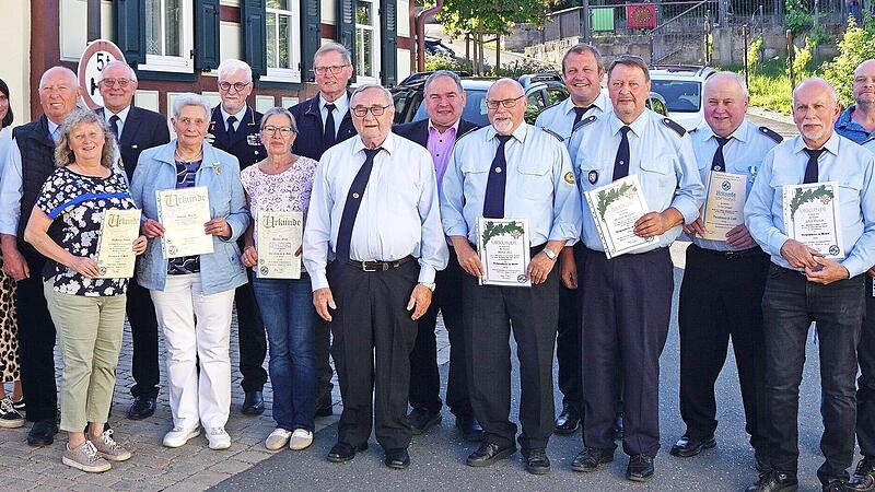 Die Geehrten mit den Mandatstr&auml;gern (von links): stellvertretender Vorsitzender Peter Vietze, Landrat Johannes Maciejonczyk, Zweiter B&uuml;rgermeisterin von Untermerzbach Marion H&auml;fner, Vorsitzendem Norbert Lohnei&szlig;, BKV-Bezirksvorsitzender Karl Heinz ...